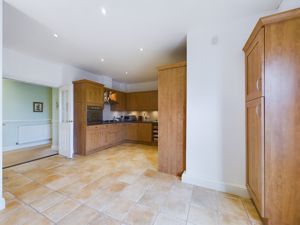 KITCHEN / BREAKFAST ROOM- click for photo gallery